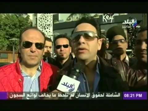 الفنان مصطفى قمر يشارك فى تنظيف الشوارع