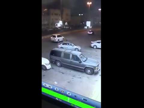 امرأة تقفز من سيارتها بعد سرقة اللص لها
