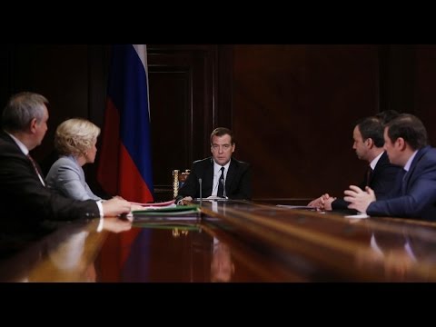 ميدفيديف يطالب بضبط شبكة الإنترنت