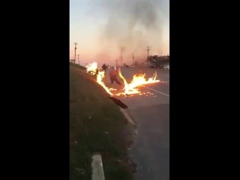 شاهد  شاب يشعل النيران في غريمه أثناء خناقة