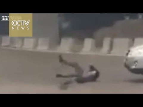 رجل صيني يغامر بحياته من أجل المال