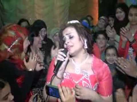 عروس تغني لخطيبها في فرح شعبي