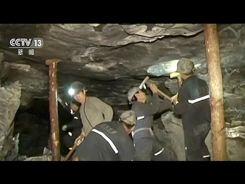 سبعة عشر عاملًا عالقين داخل منجم