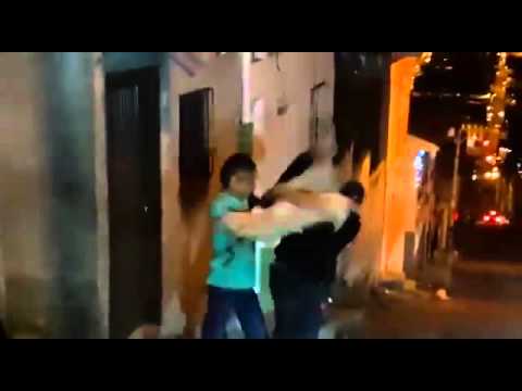 خناقة بالسكاكين بين شابين في أحد شوارع كولومبيا