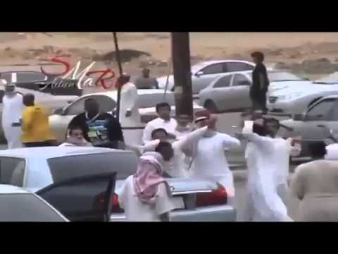 شاهد مشاجرة عنيفة بين خليجيين في الشارع
