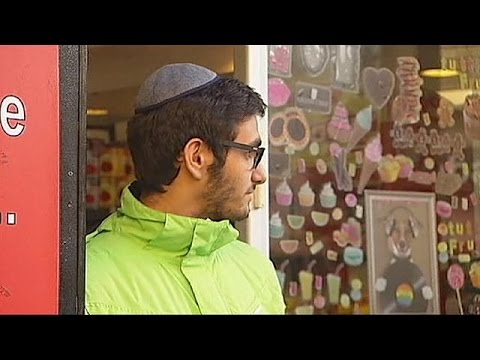 شاهد ارتداء القلنسوة أو عدم ارتدائها جدال بين اليهود الفرنسيين