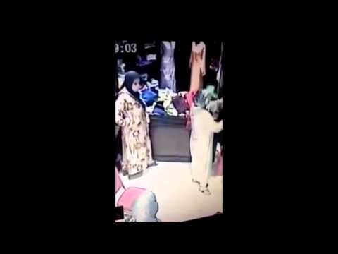 شاهد سرقة مباشرة في محل للملابس