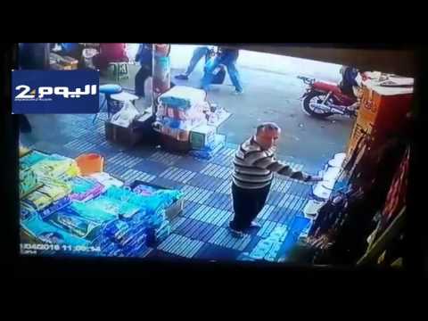 شاهدسيدة توجه ضربة قاضية لرجل