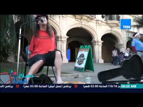 بالفيديو رجل ولد بلا ذراعين يحترف عزف الغيتار ولكن بقدميه