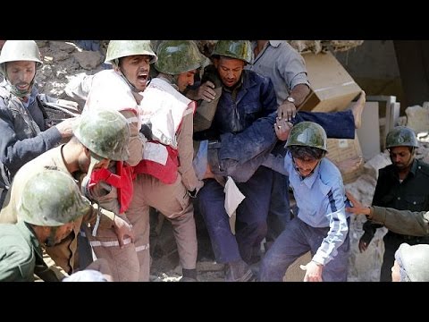 شاهد غارة للتحالف العربي على مقر للشرطة في صنعاء تخلف قتلى وجرحى