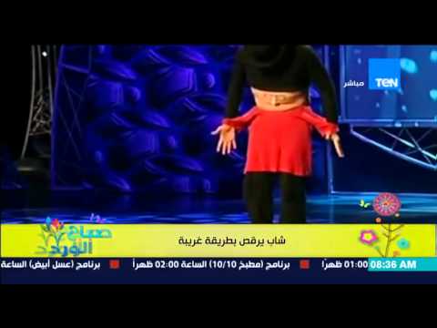 بالفيديو شاب يرقص ويتحكم في بطنه بأغرب طريقة