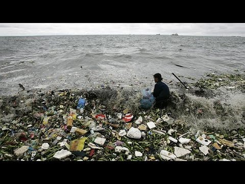 منظمة بيئية تحذِّر من تلويث مياههاشاهد مخلَّفات البلاستيك في البحار أصبحت أكثر من الأسماك