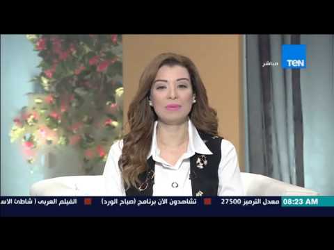 شاب يستخدم بخاخات الثلج فى رسم لوحات الشتاء على زجاجات النوافذ
