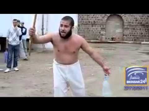 شاهد مواطن يحاول إبرام النار في جسده غضبًا
