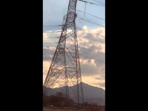 سعودي يخاطر بحياته ويسير على سلك الكهرباء