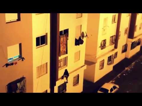ص غسيل يخاطر من أجل سرقة بطانية في الطابق الثاني