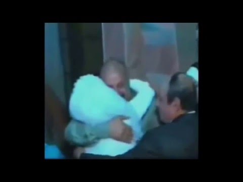 مشهد مؤثر لعروسة تقبل قدم والدها ليلة زفافها