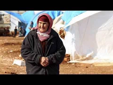عشرات الاف السوريين يفرون في اتجاه الحدود التركية