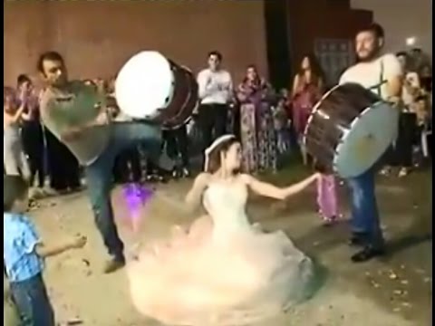 عروس تشعل حفل زفافها بوصلة رقص