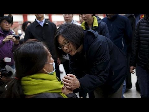 انتشال ناجيين اثنين من تحت أنقاض مبنى دمره زلزال تايوان
