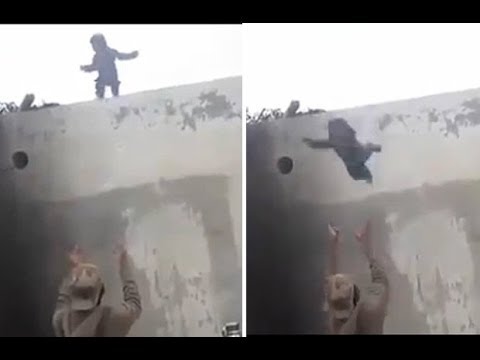بالفيديو لقطات مروعة لأب يشجع ابنه على القفز