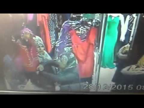 شاهد  لحظة سرقة هاتف ثمين وألفي جنيه