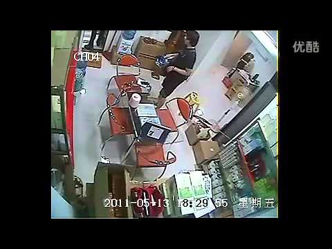 بالفيديو لحظة سرقة شاب هاتف محمول من محل