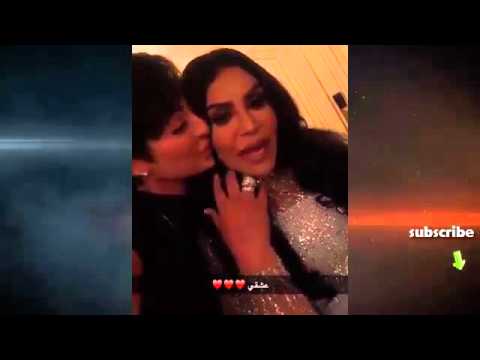 فتاتان في وصلة غزل متبادل