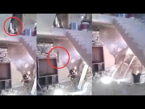 بالفيديو مقاتل سوري يمزح مع صديقه بقذيفة هاون