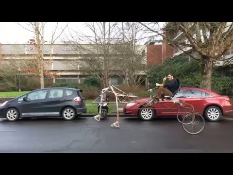 شاب يصنع دراجة تسير على قدمين وعجلتين