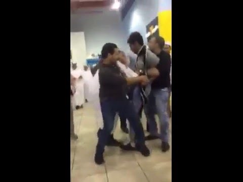 شاب يعتدي على صاحب محل بالسكين في السعودية