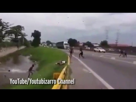 طفل يتعرض لحادث خطير أثناء لعبه في الشارع مع أصحابه