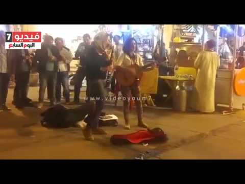 3 فتيات أجانب يتسولن على الطريقة الأوروبية فى وسط البلد