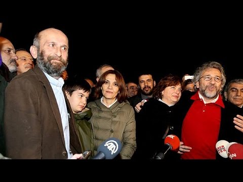 شاهد تركيا تفرج عن صحفيين بعد 3 أشهر اعتقال