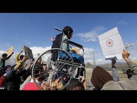 اليونان تفتح حدودها للآلاف من اللاجئين