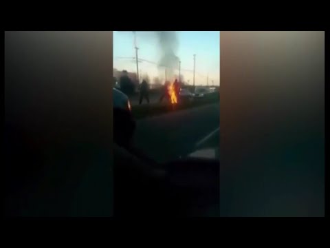 رجل يضرم النار في نفسه
