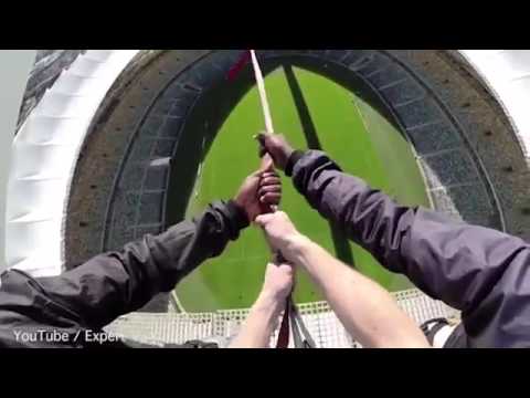 مغامر يقفز عبر أطول حبل متأرجح في العالم