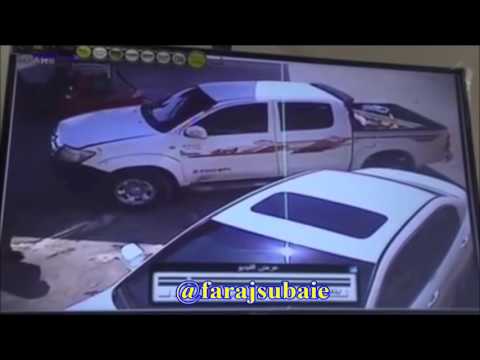 رجل يسرق سيارة فارهة تركها صاحبها أمام سوبر ماركت