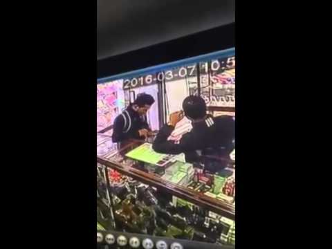 شاب يسرق هاتفًا محمولًا بطريقة ماكرة
