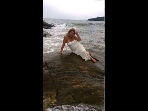 رجل أراد التقاط صورة رومانسية لزوجته