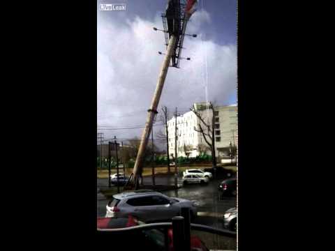 بالفيديو لحظة سقوط لوحة إعلانات عملاقة على سيارتين