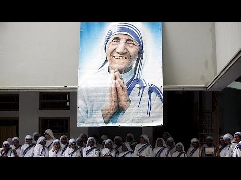 شاهد الفاتيكان يوقع قرار إعلان قداسة الأم تيريزا