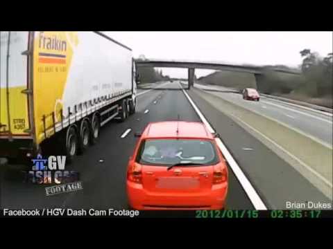 سائق سيارة يجتاز شاحنة بسرعة معرضا حياته للخطر