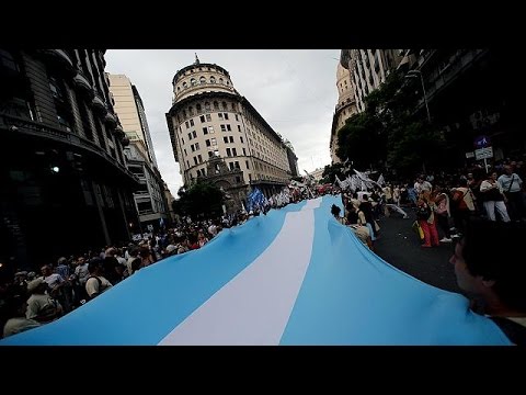 المواطنون الأرجنتينيون يحيون ذكرى ضحايا الحرب القذرة