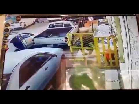 لحظة سرقة شاب أسطوانات غاز في السعودية