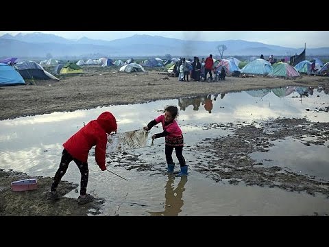 شاهد اليونان تستهل عملية إجلاء اللاجئين من مخيم إيدومينيشاهد اليونان تستهل عملية إجلاء اللاجئين من مخيم إيدوميني