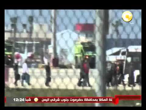 شاهد لحظة خروج بعض ركاب الطائرة المصرية المخطوفة