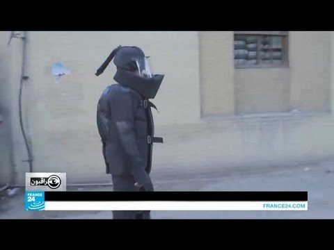 شاهد بدلة مضادة للقنابل للتنديد بأجواء الخوف