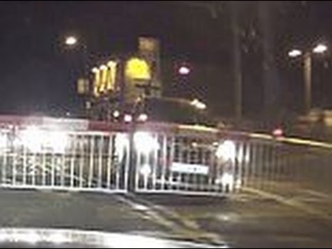 شاهد سائقة عبقرية تتحايل على الاصطدام بقطار