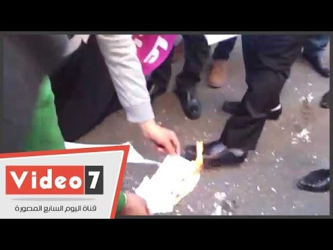 حملة الماجستير يحرقون شهادتهم الجامعية